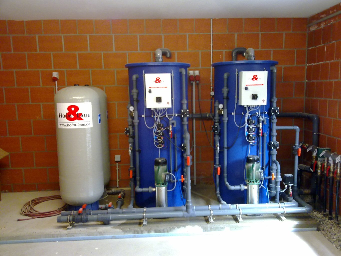 Blaue Wasserenthärtungen mit zwei grauen Druckblasen daneben.